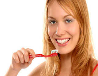 خطر استخدام فرشاة الأسنان فور الأكل / Fatakat.org_1404928658521